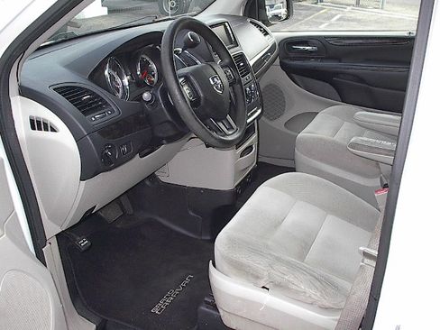 Used 2017 Dodge Grand Caravan SE image 12
