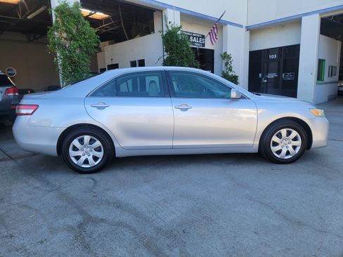 Used 2010 Toyota Camry image 9