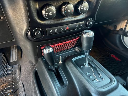 Used 2018 Jeep Wrangler Unlimited Rubicon image 13