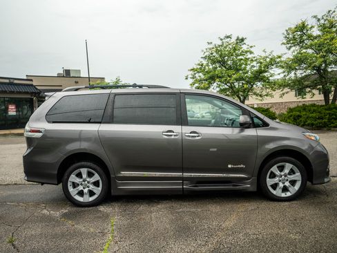 Used 2015 Toyota Sienna SE image 8