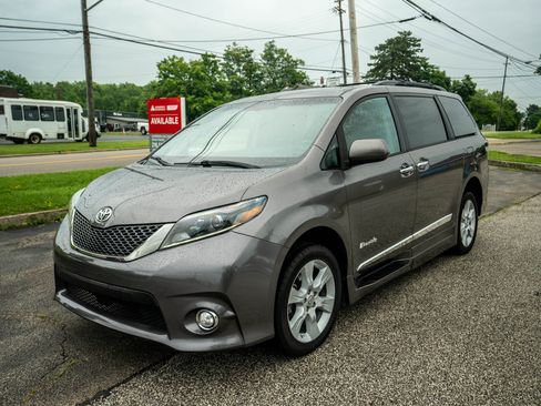 Used 2015 Toyota Sienna SE image 2