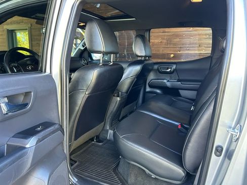 Used 2022 Toyota Tacoma TRD Off-Road image 16