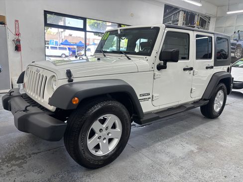 Used 2010 Jeep Wrangler Unlimited Sport image 9