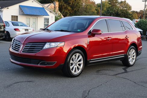 Used 2018 Lincoln MKT image 4