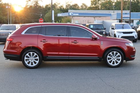 Used 2018 Lincoln MKT image 9