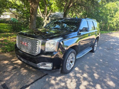 Used 2017 GMC Yukon SLT image 2