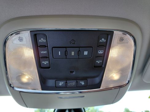 Used 2012 Jeep Grand Cherokee Overland image 23