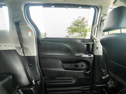 Used 2015 Toyota Sienna SE image 33
