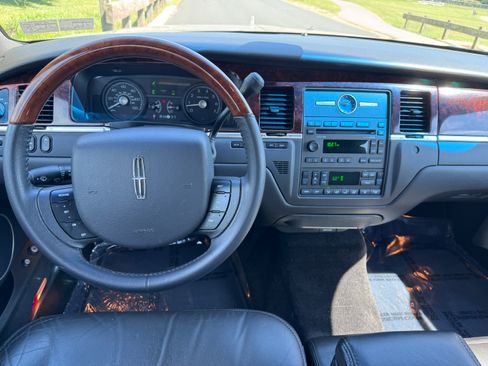 Used 2010 Lincoln Town Car Signature Limited image 17