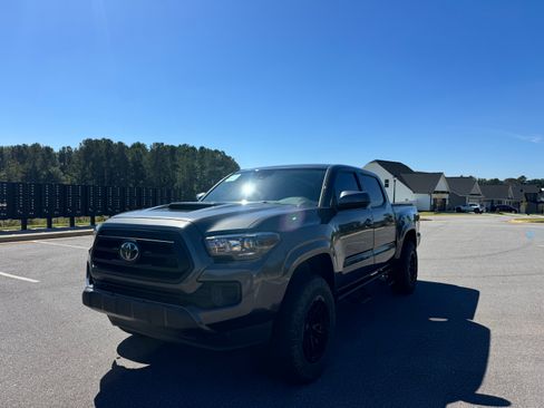 Used 2020 Toyota Tacoma SR image 2