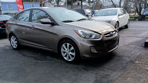 Used 2012 Hyundai Accent GLS image 3