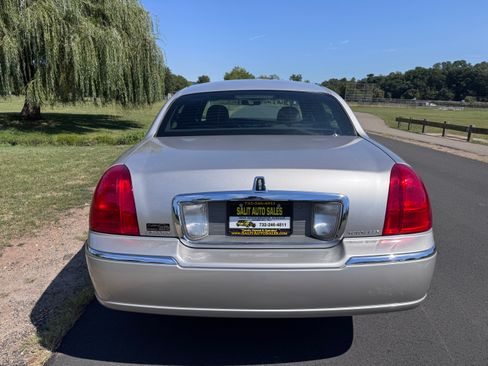 Used 2010 Lincoln Town Car Signature Limited image 34