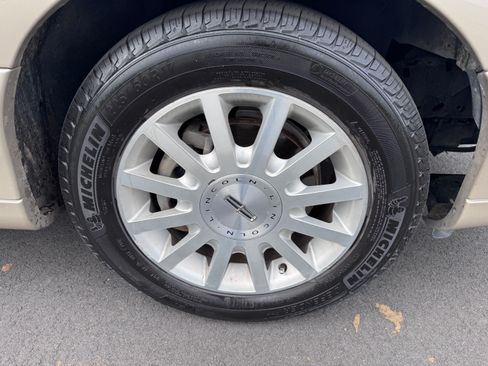 Used 2007 Lincoln Town Car Signature image 32