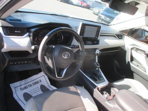 Used 2021 Toyota RAV4 Limited image 4