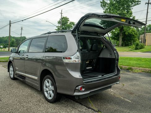 Used 2015 Toyota Sienna SE image 13
