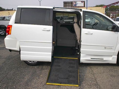 Used 2017 Dodge Grand Caravan SE image 17