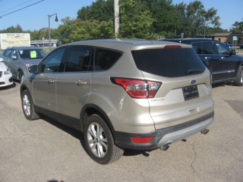 Used 2017 Ford Escape SE image 6