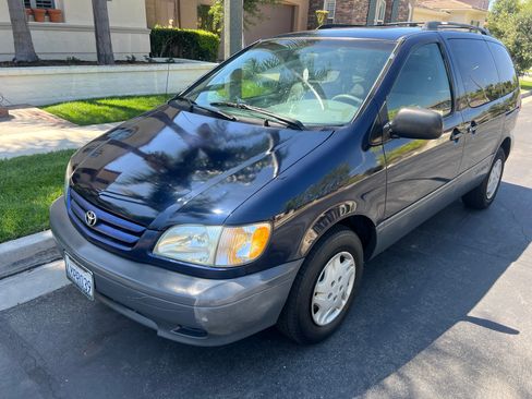 Used 2003 Toyota Sienna CE image 3