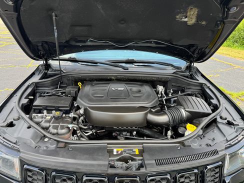 Used 2021 Jeep Grand Cherokee Laredo X image 9