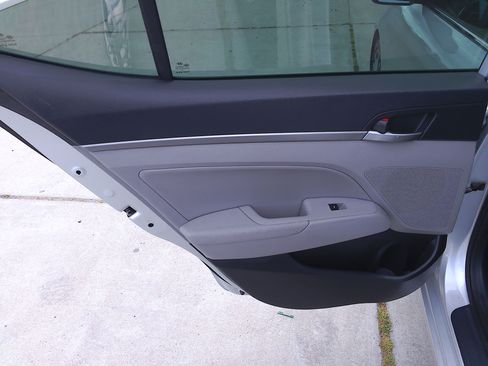 Used 2017 Hyundai Elantra Limited image 10