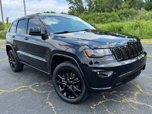 Used 2021 Jeep Grand Cherokee Laredo X image 3