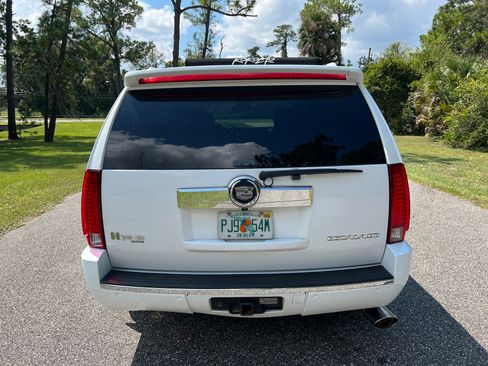 Used 2009 Cadillac Escalade Luxury image 4
