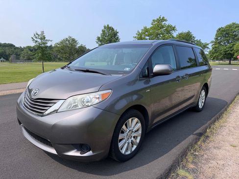 Used 2017 Toyota Sienna LE image 21