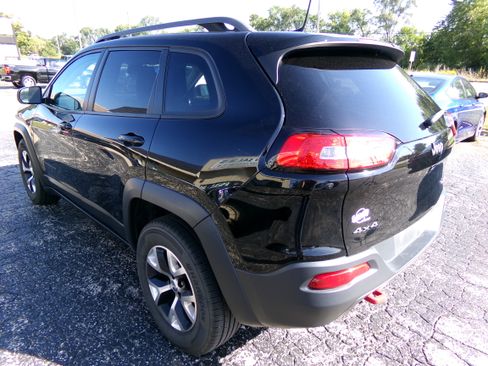 Used 2017 Jeep Cherokee Trailhawk image 3