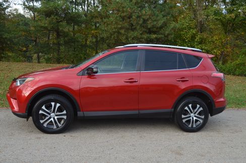 Used 2016 Toyota RAV4 LE image 1
