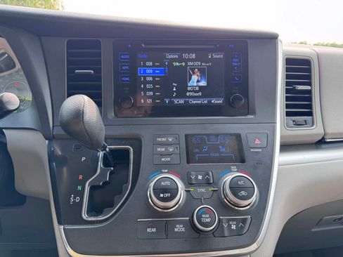 Used 2017 Toyota Sienna LE image 5