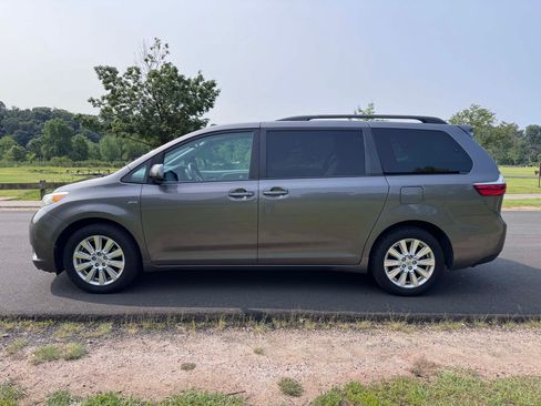 Used 2017 Toyota Sienna LE image 25