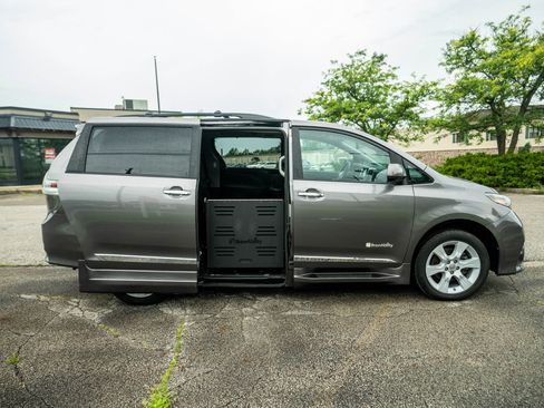 Used 2015 Toyota Sienna SE image 11