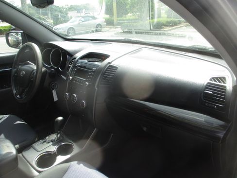 Used 2011 Kia Sorento LX image 10