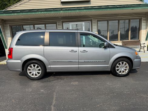 Used 2015 Chrysler Town & Country Touring image 1