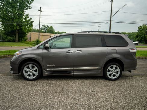 Used 2015 Toyota Sienna SE image 9