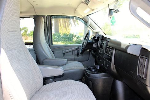 Used 2018 Chevrolet Express 3500 LT image 9