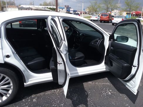 Used 2013 Chrysler 200 Limited image 19