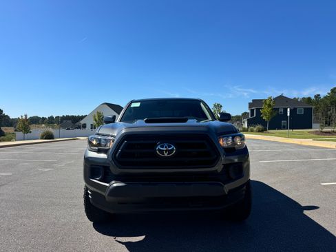 Used 2020 Toyota Tacoma SR image 9