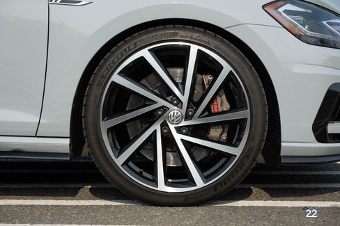 Used 2019 Volkswagen Golf R image 6