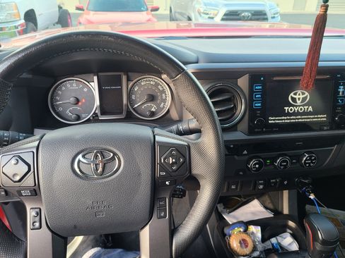 Used 2018 Toyota Tacoma TRD Off-Road image 14