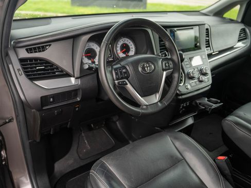 Used 2015 Toyota Sienna SE image 24