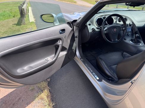 Used 2008 Pontiac Solstice GXP image 2
