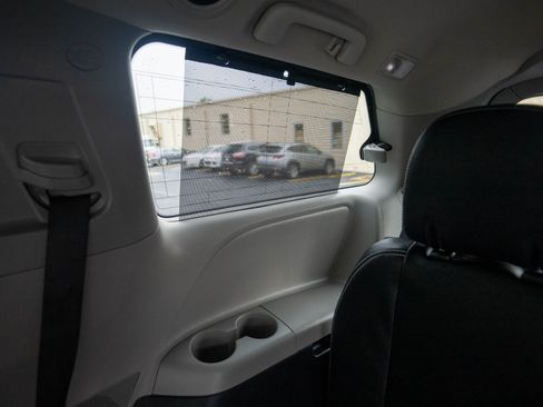 Used 2015 Toyota Sienna SE image 60
