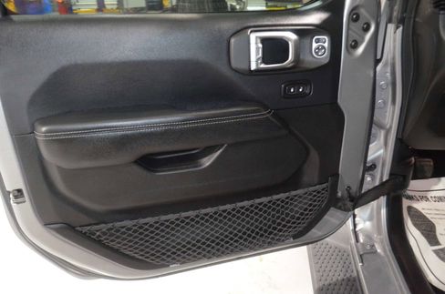 Used 2018 Jeep Wrangler Unlimited Sahara image 15
