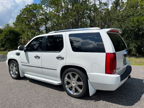 Used 2009 Cadillac Escalade Luxury image 3