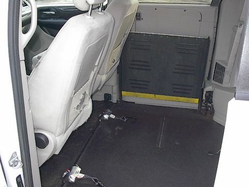 Used 2017 Dodge Grand Caravan SE image 21