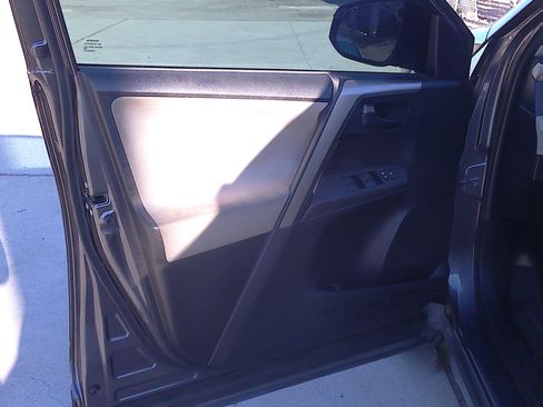 Used 2015 Toyota RAV4 LE image 9