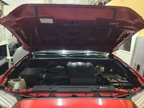 Used 2018 Toyota Tacoma TRD Off-Road image 32