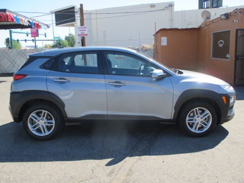 Used 2021 Hyundai Kona SE image 2