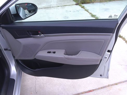 Used 2017 Hyundai Elantra Limited image 11